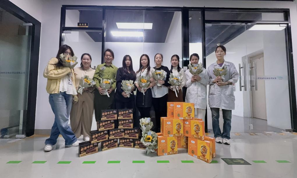 花香伴書(shū)香  巾幗綻芳華